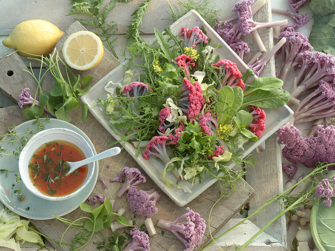 Gemischter Blattsalat mit blanchiertem lila Blumenkohl