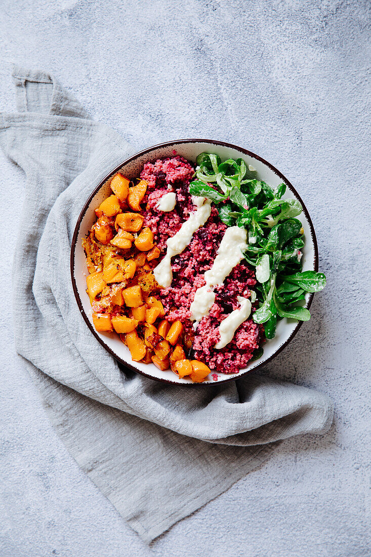 Vegane Winterbowl mit Rote-Bete-Couscous, Kürbis und Feldsalat