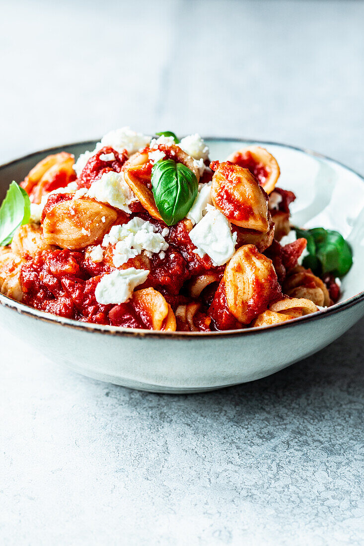 Orecchiette mit Tomatensauce und Feta