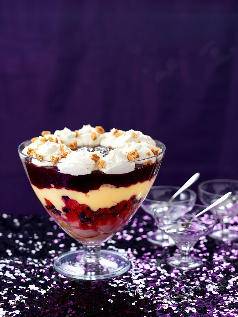 Trifle mit rotem Fruchtgelee