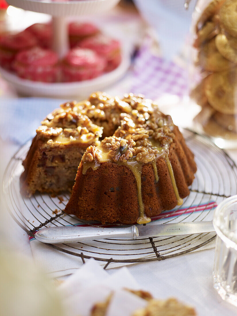 Bananen-Dattel-Kuchen mit Walnuss-Honig-Glasur