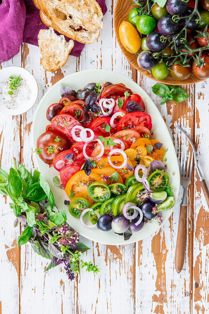 Tomaten-Regenbogensalat