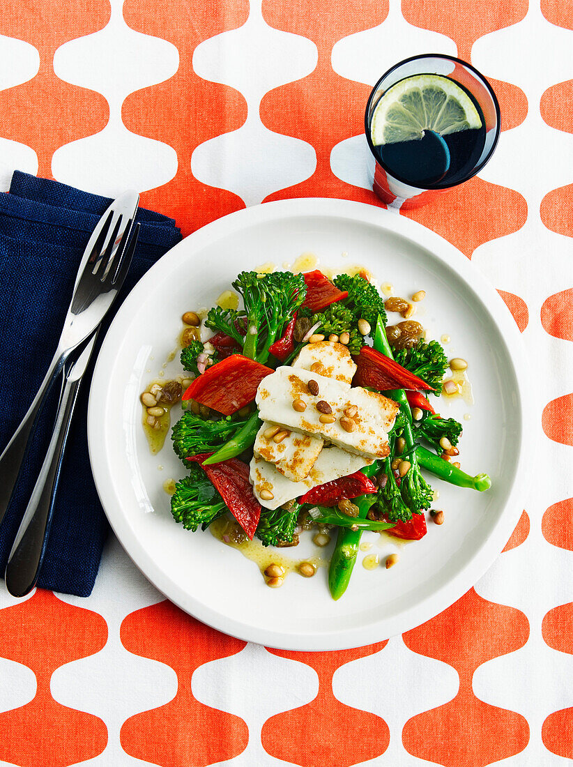 Brokkolisalat mit Paprika, Pinienkernen und Halloumi