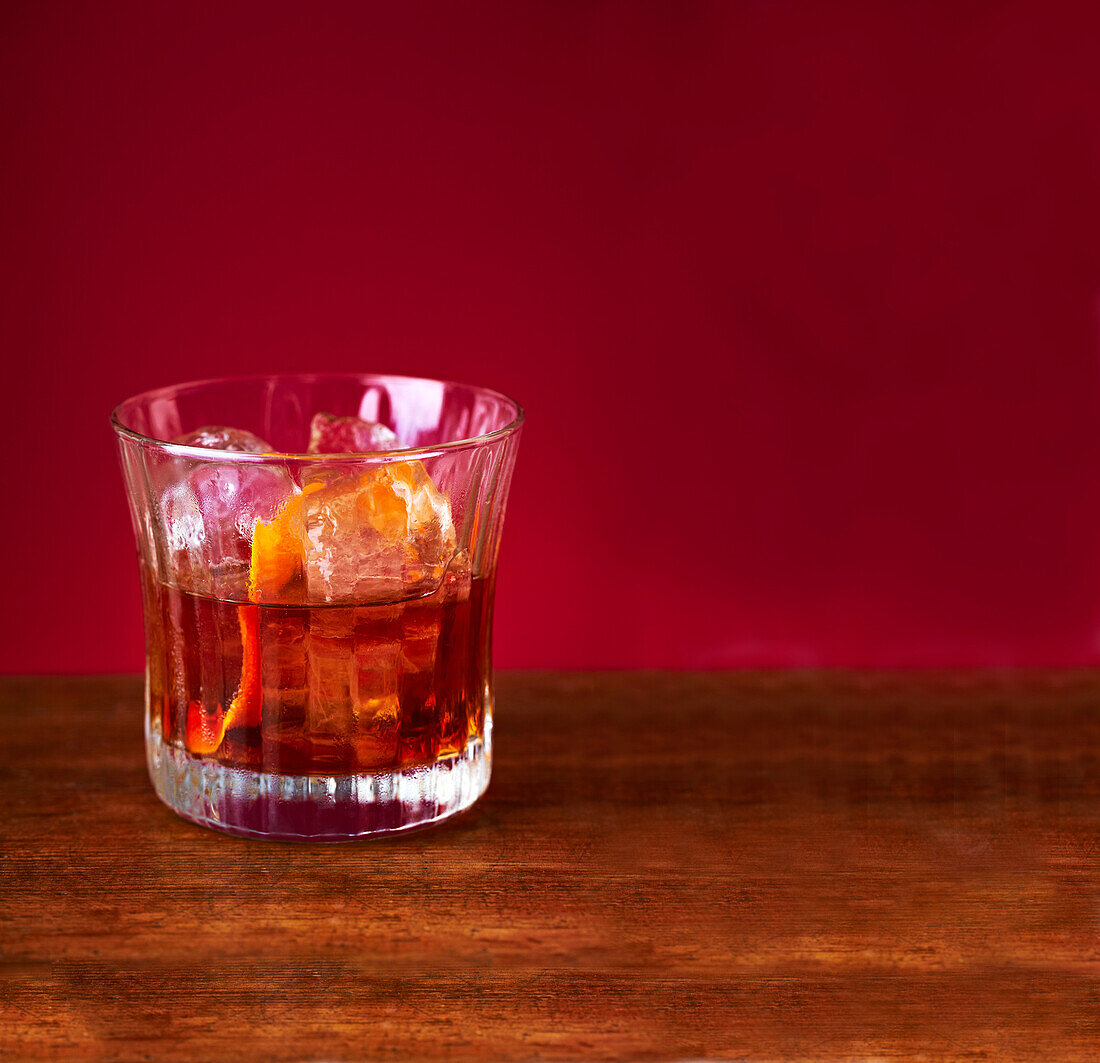 Cocktail 'Skipper' vor rotbraunem Hintergrund