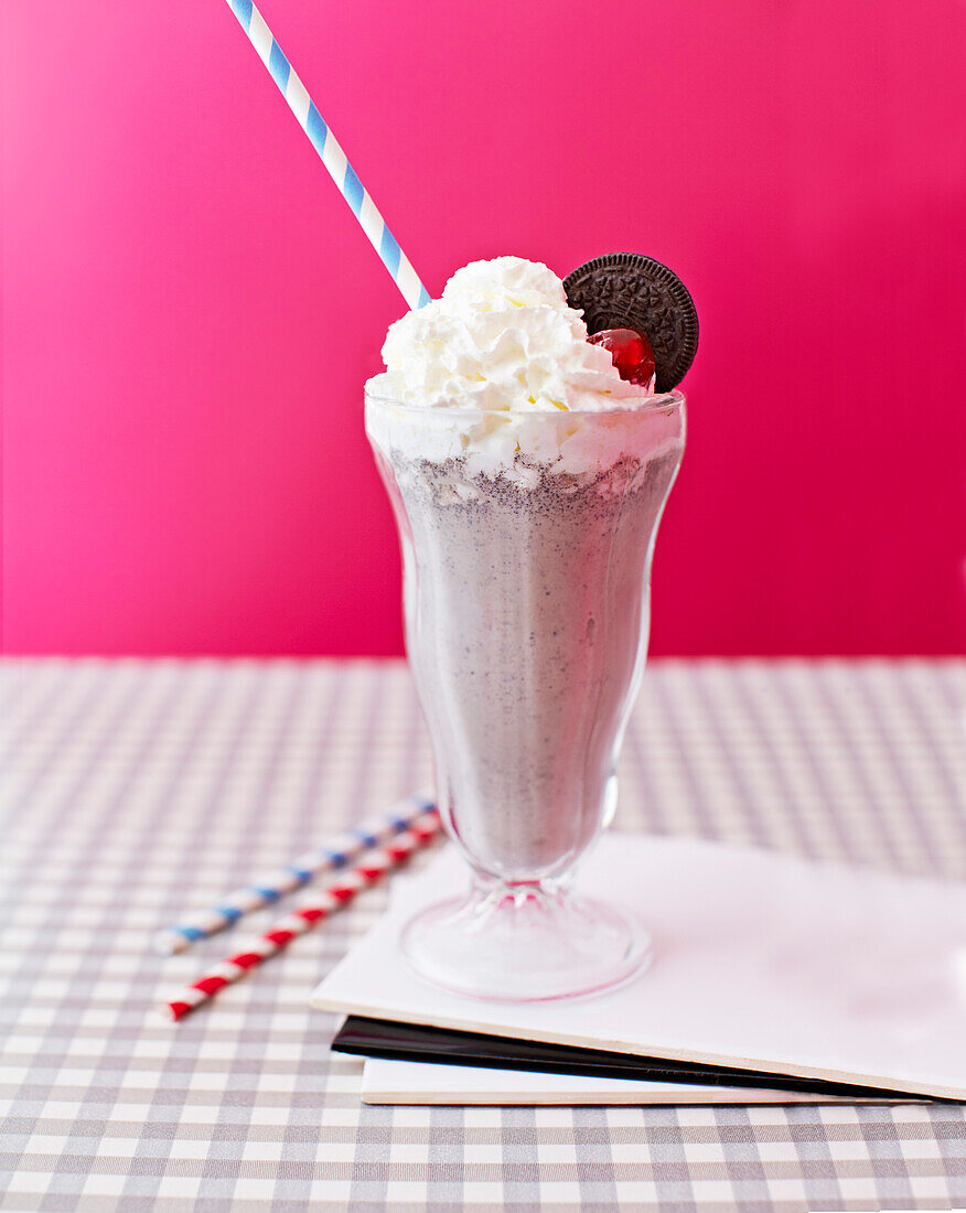 Milchshake 'Dalmation' mit Sahne vor rotem Hintergrund