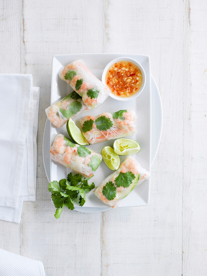 Vietnamesische Sommerrollen mit Garnelen und Avocado