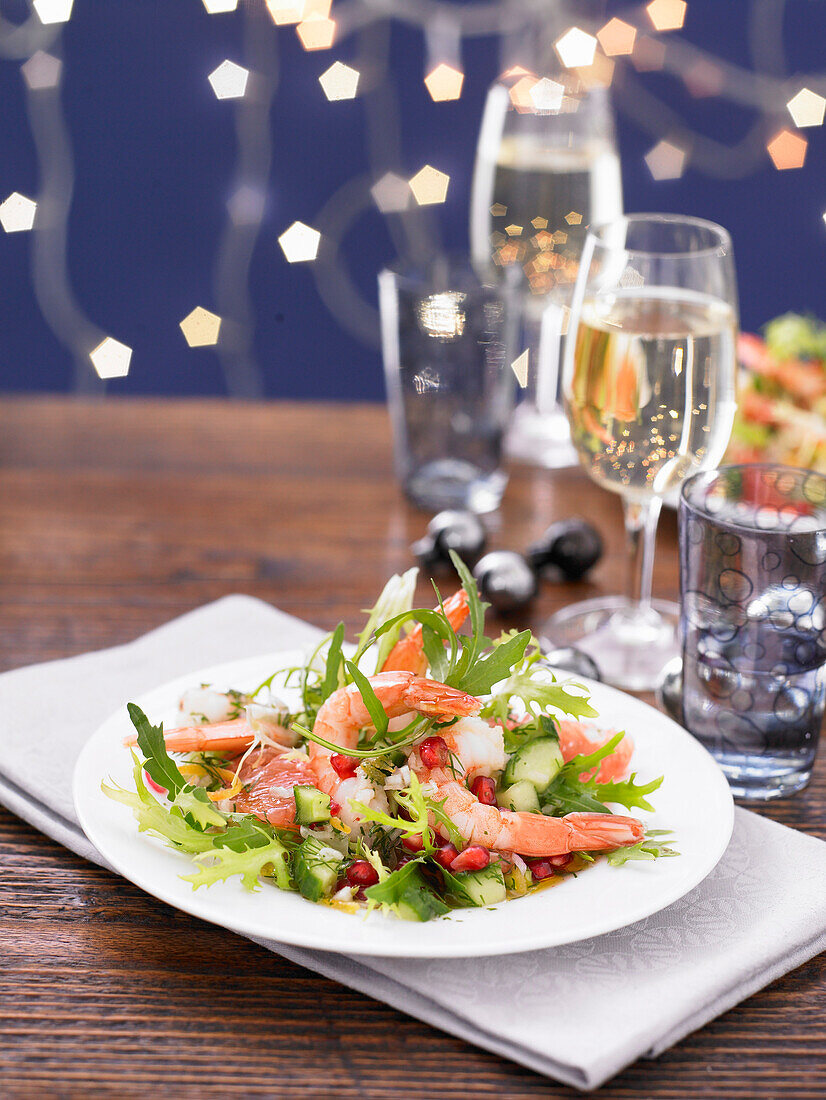 Garnelensalat mit Gurke und Rucola