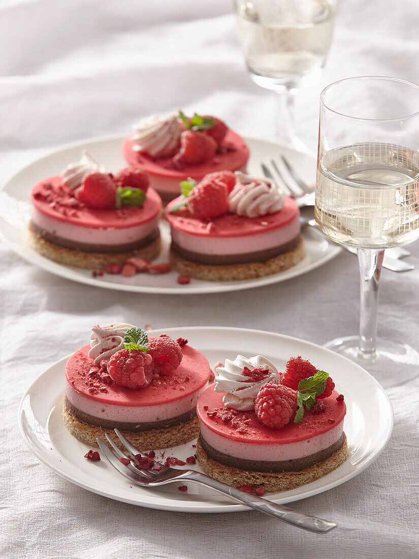 Mini-Kuchen mit Himbeeren und Schokolade zum Valentinstag