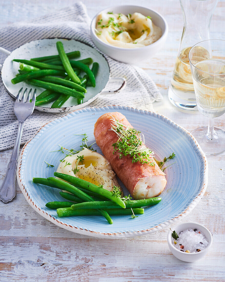 Mit Pancetta umwickelter Kabeljau mit Kartoffel-Sellerie-Püree und grünen Bohnen