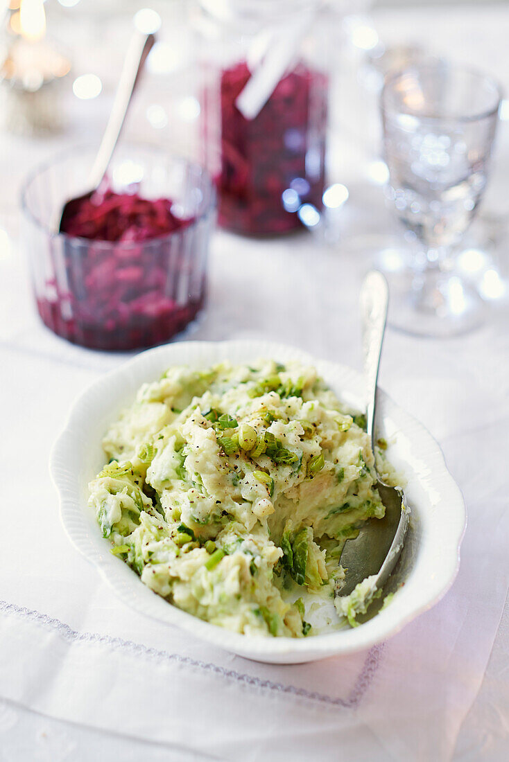 Irisches Champ mit Frühlingszwiebeln und Rosenkohl