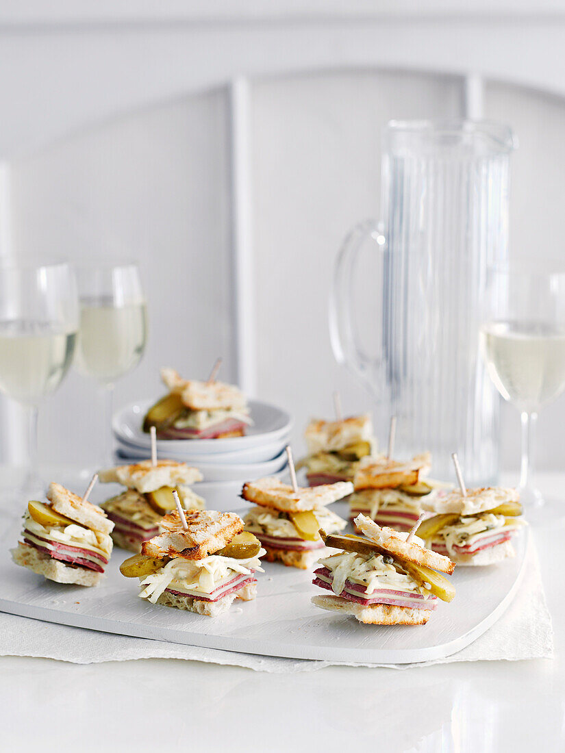 Häppchen mit Pökelfleisch, Schweizer Käse und Remoulade