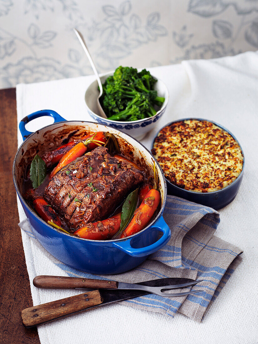 Rinderschmorbraten mit französischer Zwiebelsoße dazu Broccoli und Käse-Senf-Kartoffelpüree