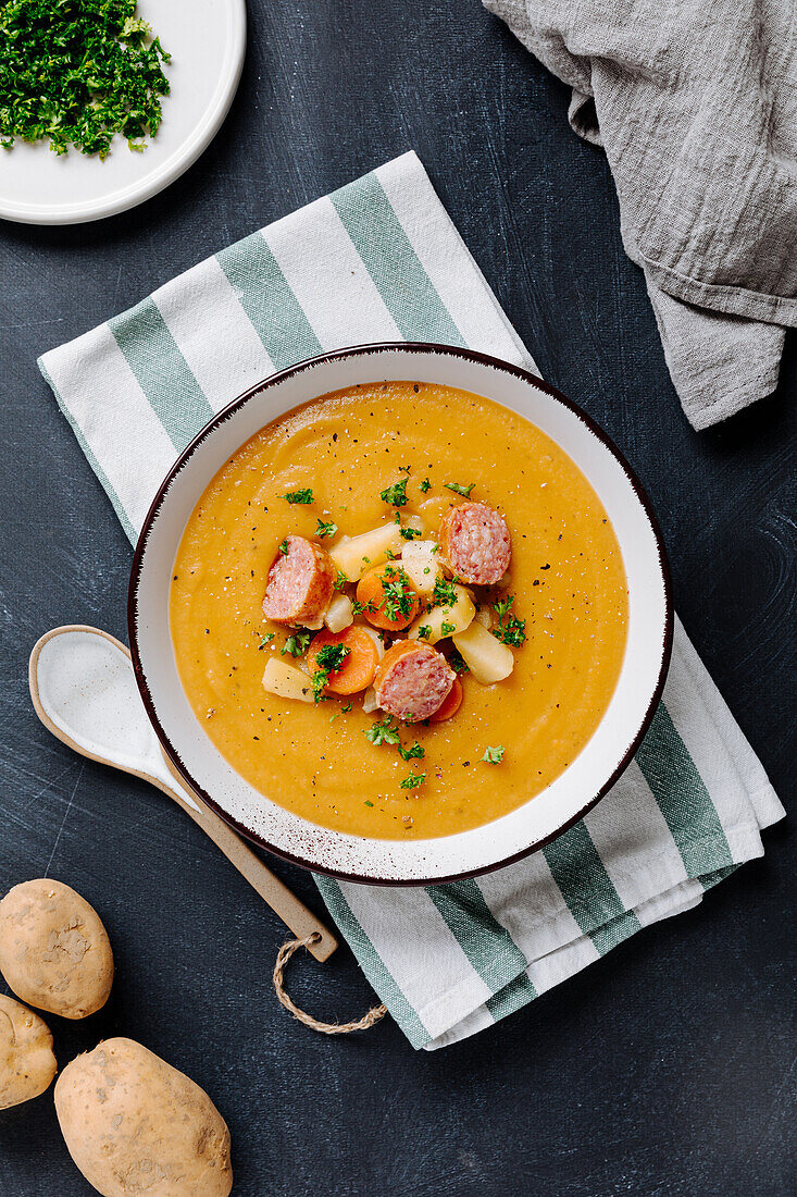 Kartoffel-Kürbis-Suppe mit Würstchen