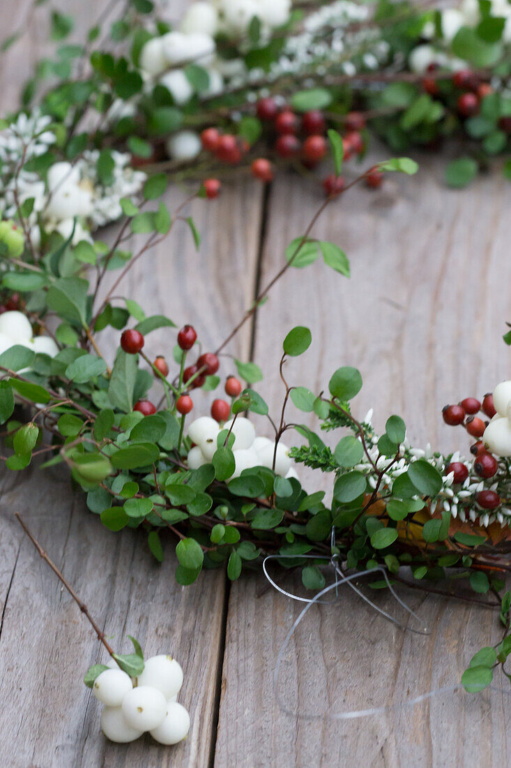 Wreath of snowberries, rosehips and heather