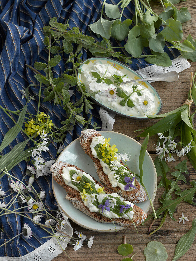 Brote mit Quark und Wildkräutern