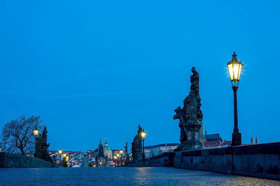 Blick über die Karlsbrücke zur Altstadt bei Nacht, Prag, Tschechien