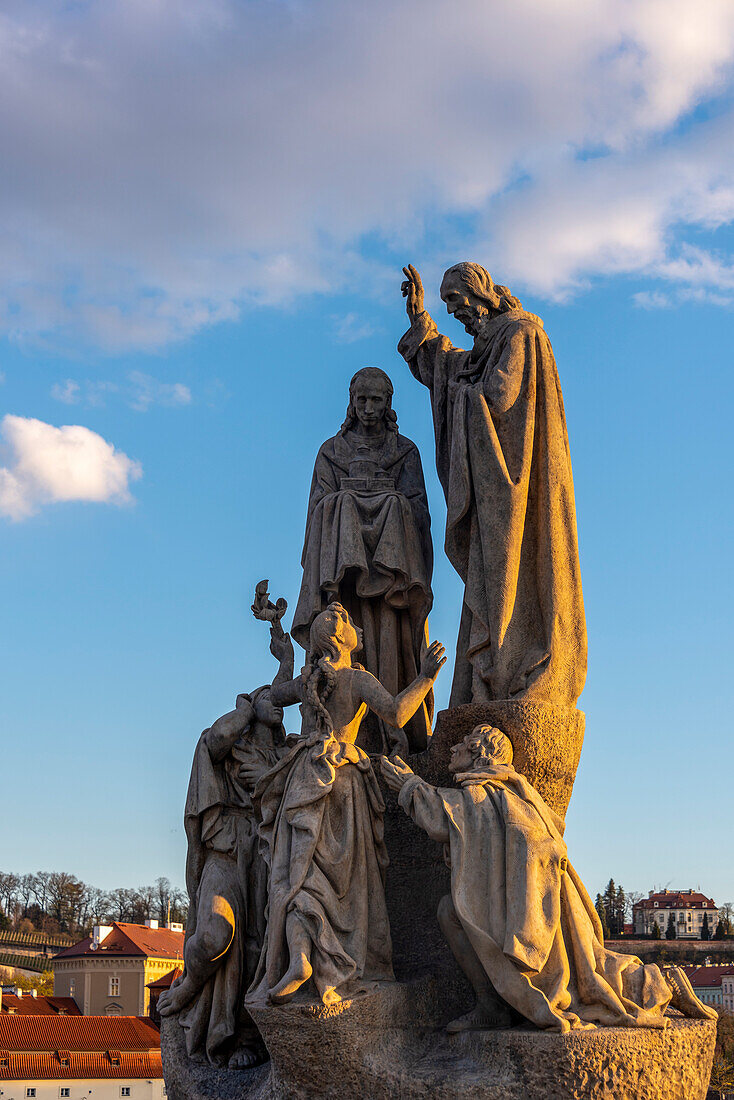 Die Heiligen Kyrill und Method im Sonnenuntergang, Heiligenfiguren auf der Karlsbrücke, Prag, Tschechien