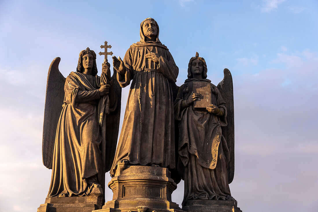 Hl. Franziskus Seraph und zwei Engelfiguren, Heiligenfiguren auf der Karlsbrücke, Prag, Tschechien