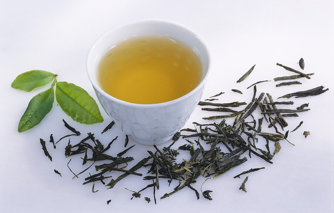 Grüner Tee (Bancha, Japan) und frische Teeblätter