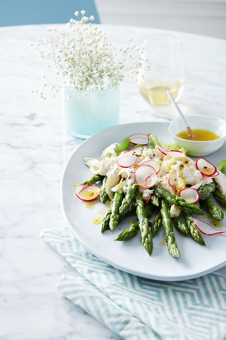 Spring salad with green asparagus and radishes
