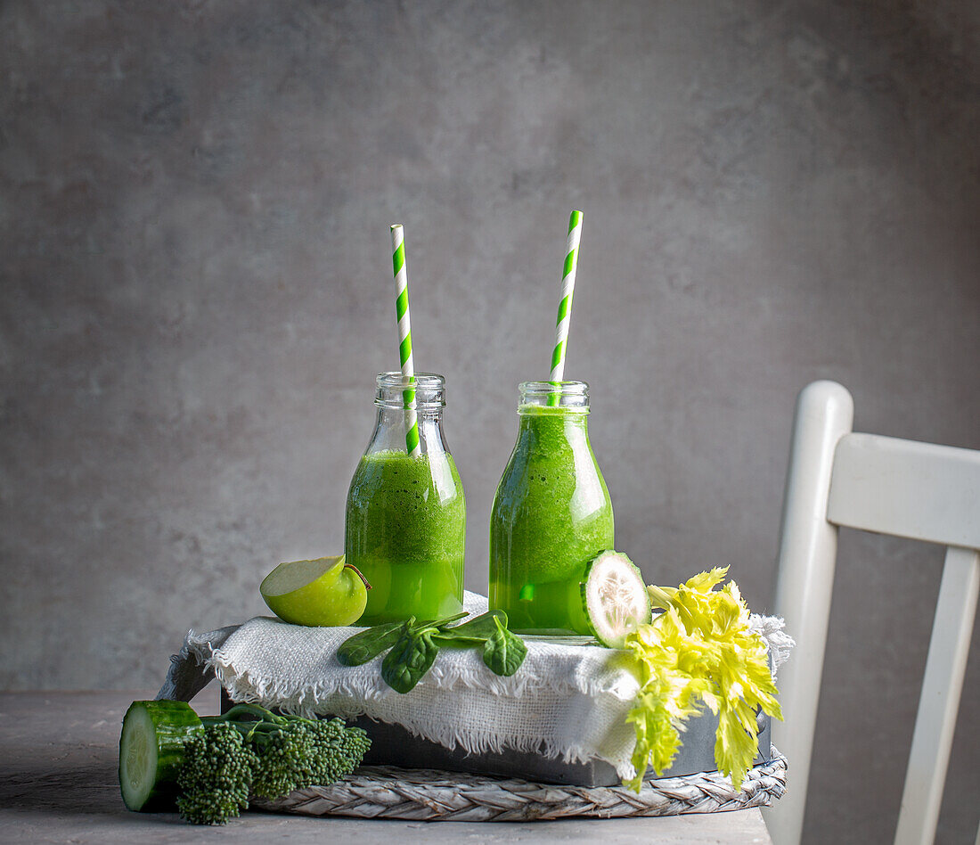 Zwei grüne Smoothie mit Brokkoli, Gurke, Apfel und Sellerie