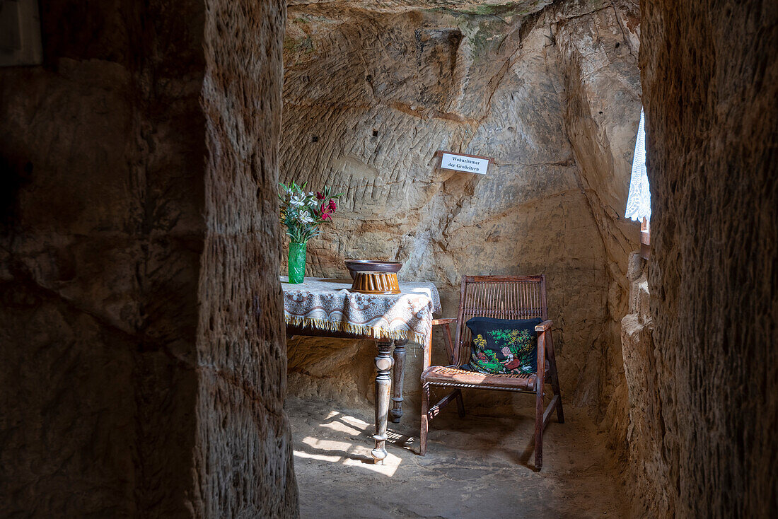 In einer Höhlenwohnung, Langenstein, Halberstadt, im Harz, Sachsen-Anhalt, Deutschland