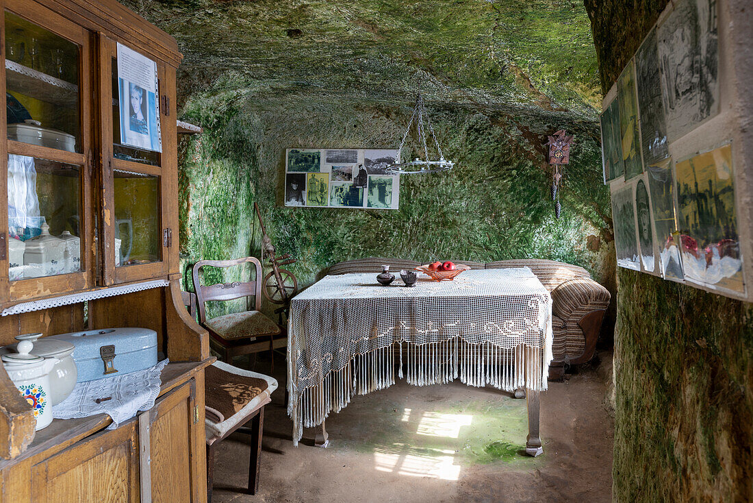 In einer Höhlenwohnung, Langenstein, Halberstadt, im Harz, Sachsen-Anhalt, Deutschland