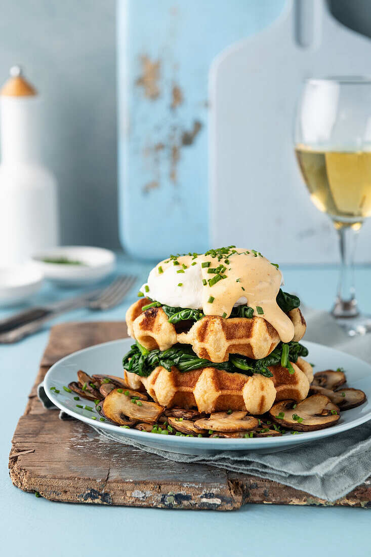 Herzhafte Waffeln mit Champignons, Spinat und pochiertem Ei