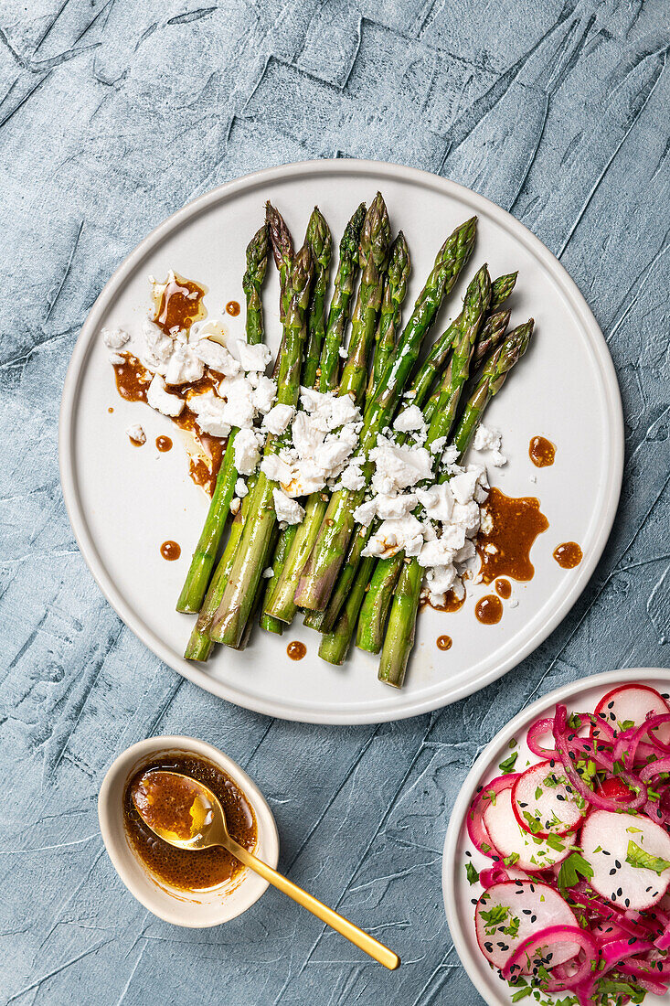 Spargel mit veganem Fetaersatz