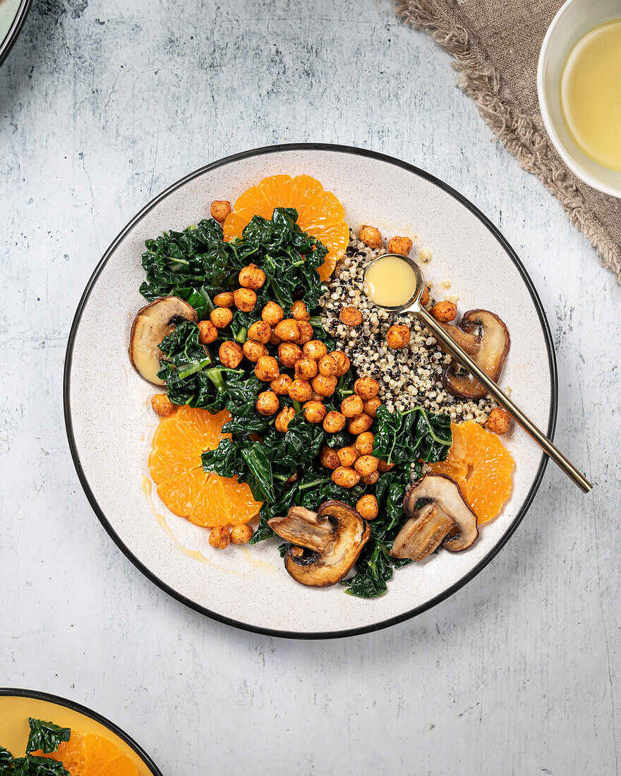 Veganer Grünkohlsalat mit Quinoa, Champignons und Orangenscheiben