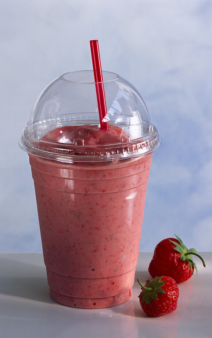 Strawberry smoothie in a to-go cup – License Images – 13610675 ❘ StockFood