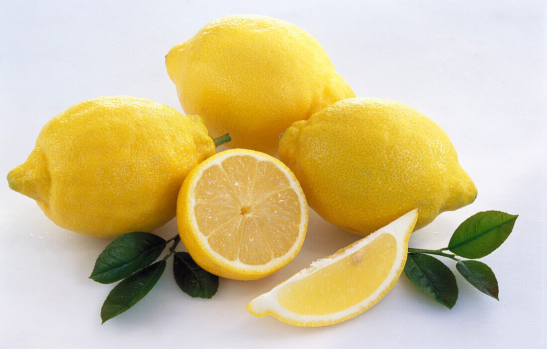 Whole lemons, halved lemons and lemon wedges