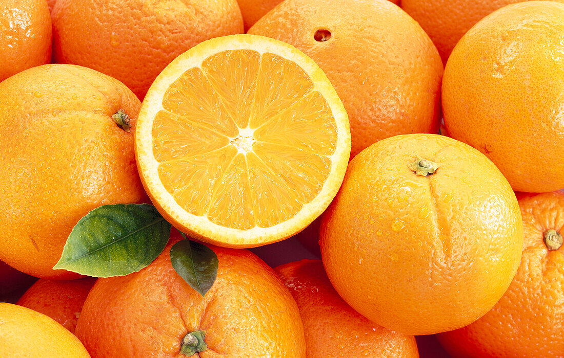 Several oranges and an orange half (picture-filling)