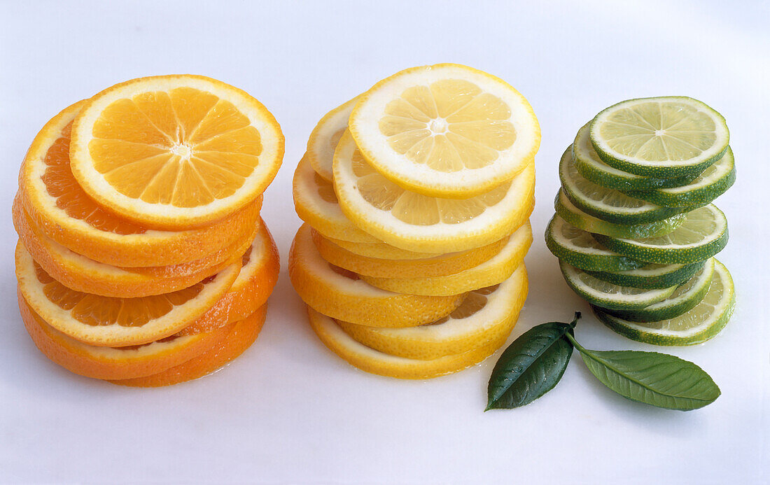 Gestapelte Zitrusfrüchtescheiben (Apfelsinen, Zitronen und Limetten)