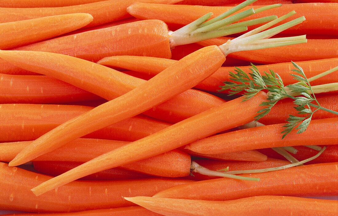 Lots of peeled carrots (full picture)