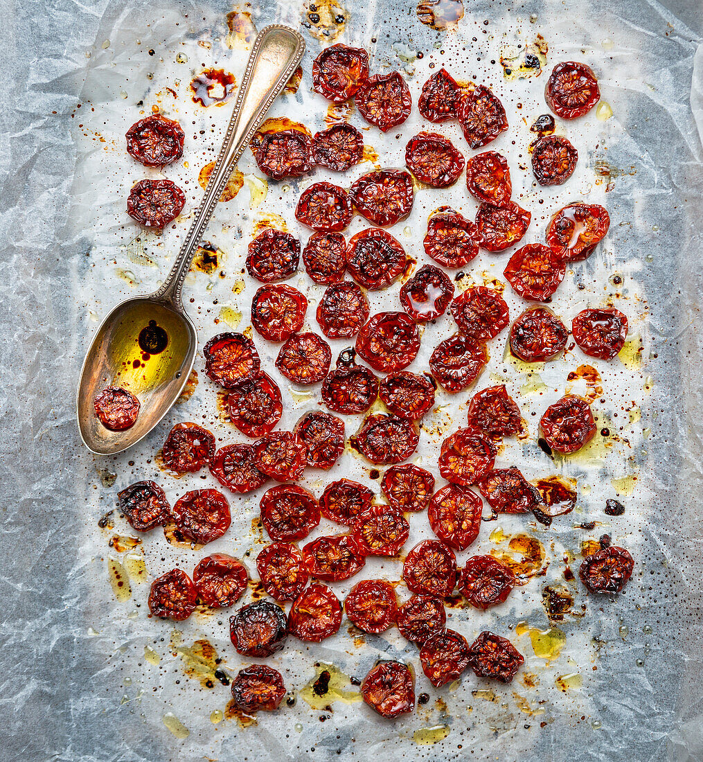 Sonnengetrocknete Tomaten mit Olivenöl auf Backpapier