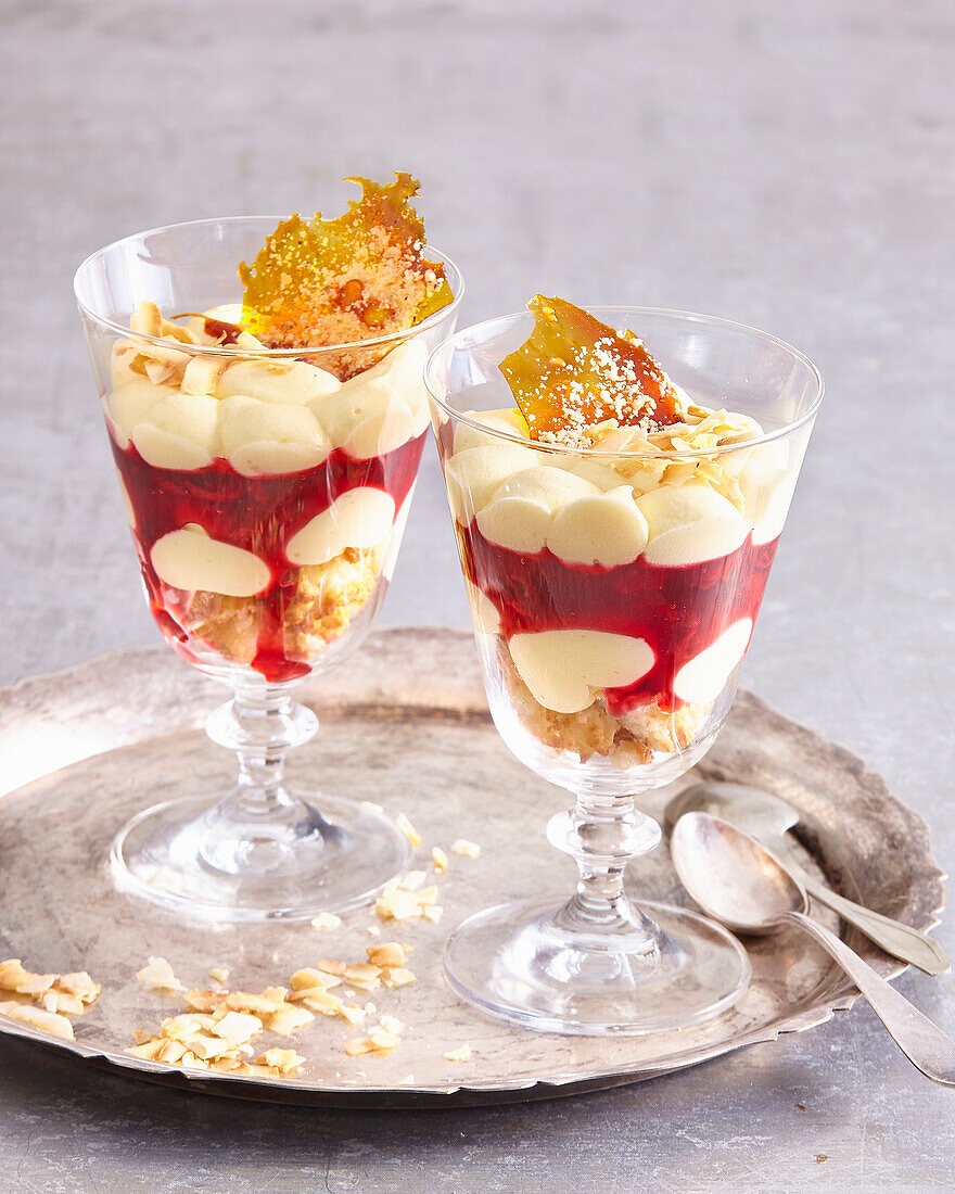 Kokosparfait mit roter Fruchtsauce und Karamell-Nuss-Krokant