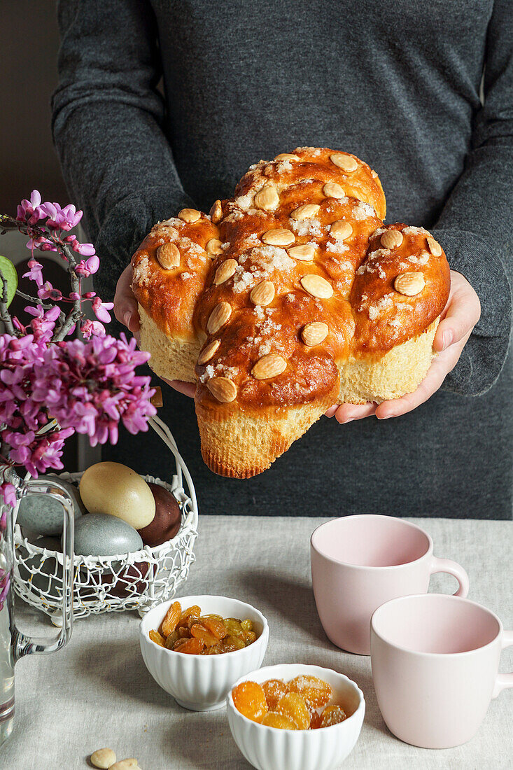 Hände halten Colomba (Traditioneller italienischer Osterkuchen mit Mandeln)