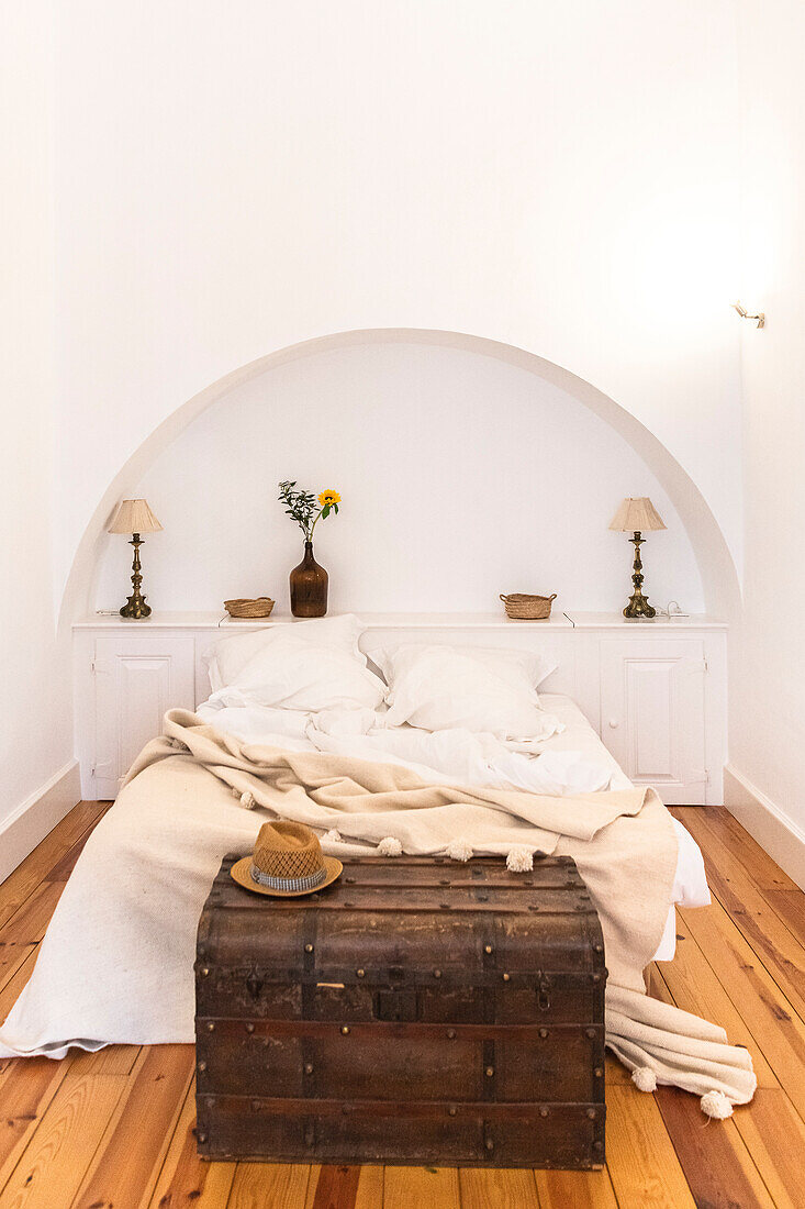 Bedroom with vaulted ceiling, chest at the foot of the bed