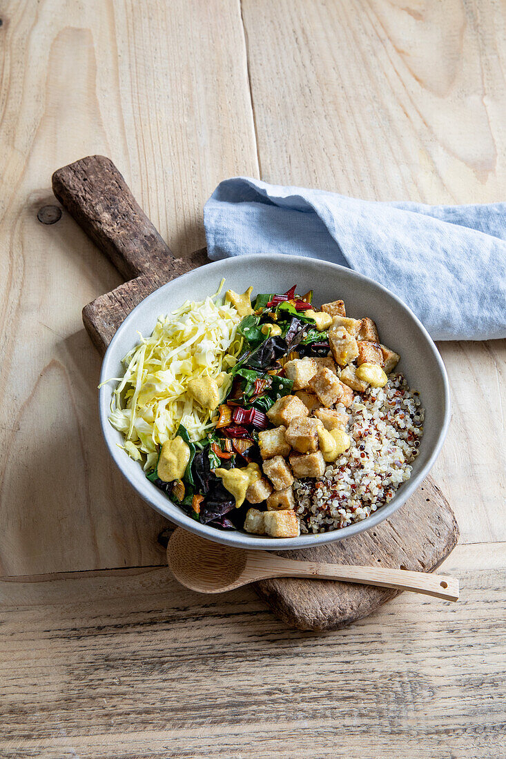 Quinoa-Bowl mit Knusper-Tofu und Sesam-Curry-Sauce