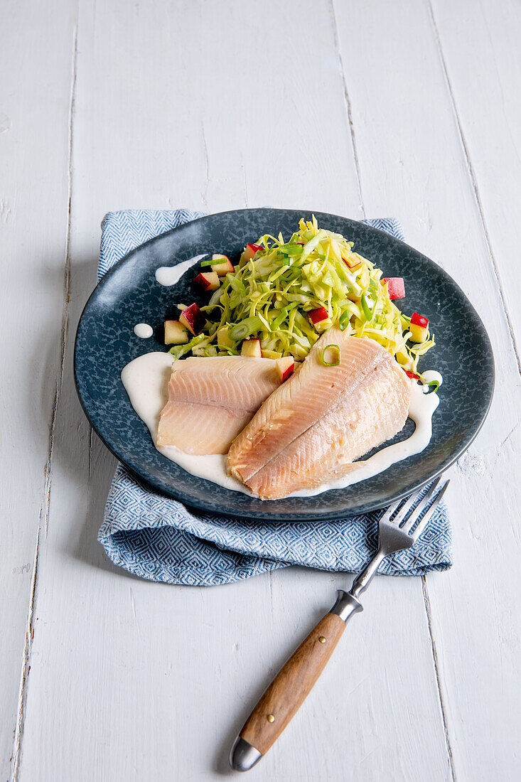 Räucherforelle mit Spitzkohl-Apfel-Salat