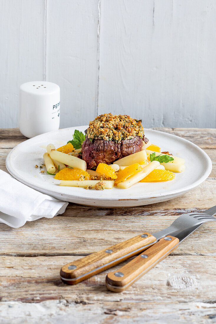 Rinderfilet mit Walnusskruste dazu Schwarzwurzeln mit Orangenfilets