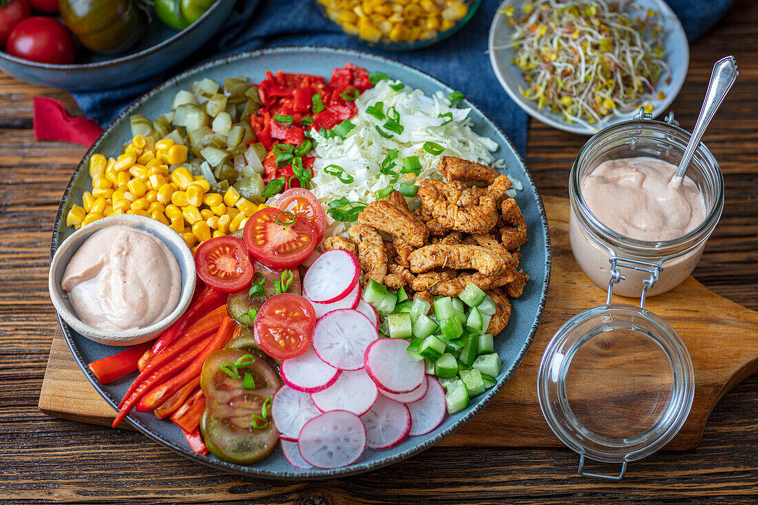 Salatplatte mit Gemüse und Truthahn-Gyros