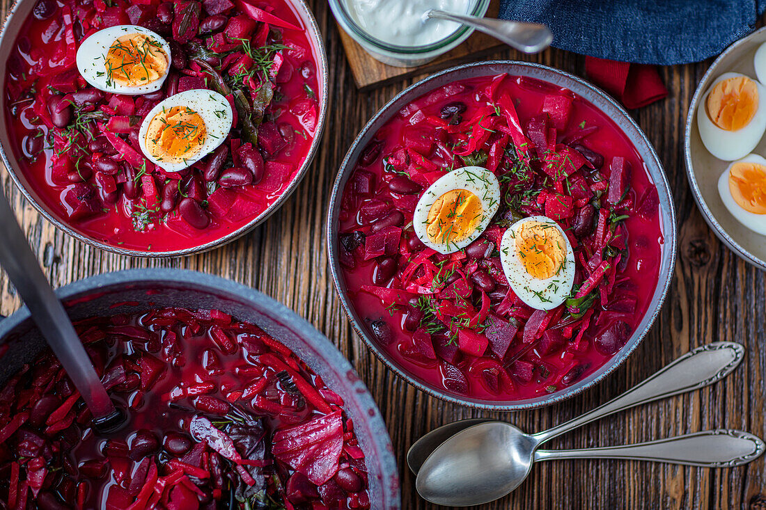 Rote-Bete-Suppe mit Kidneybohnen, Kohl und Ei (ukrainischer Borschtsch)