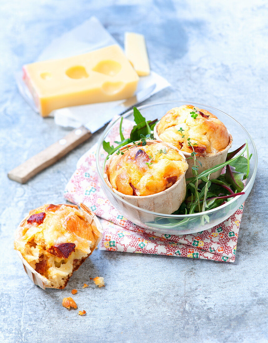 Cheese muffins with bacon