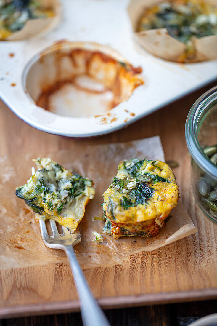 Mini-Frittatas mit körnigem Frischkäse und Spinat