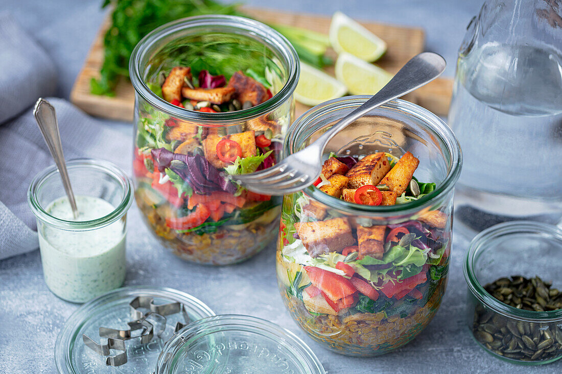 Schichtsalat mit Reis und gebratenem Tofu