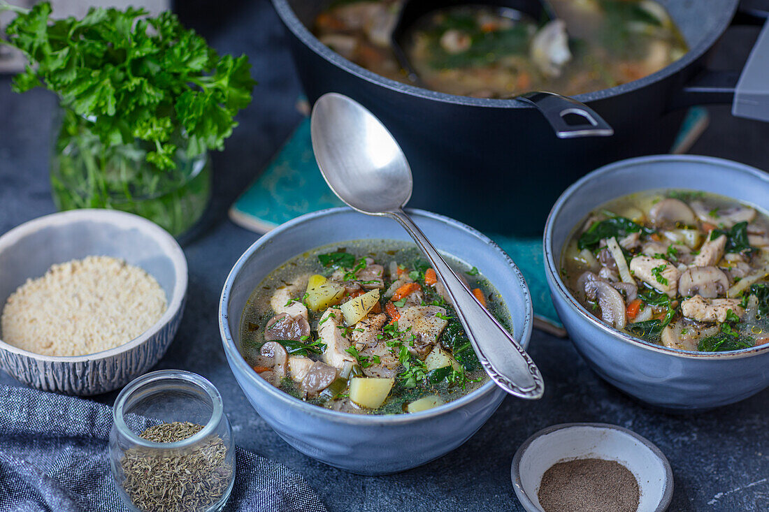 Kartoffelsuppe mit Pilzen, Pute und Spinat