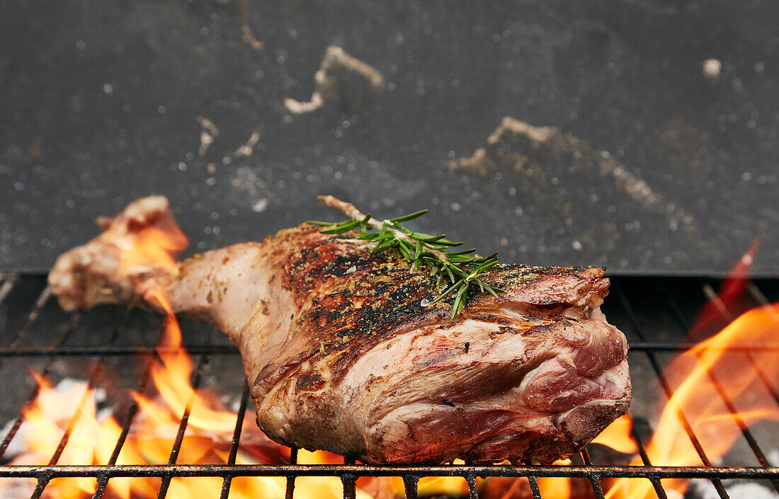 Lammkeule auf dem Grill (Churrasco-Zubereitungsart)