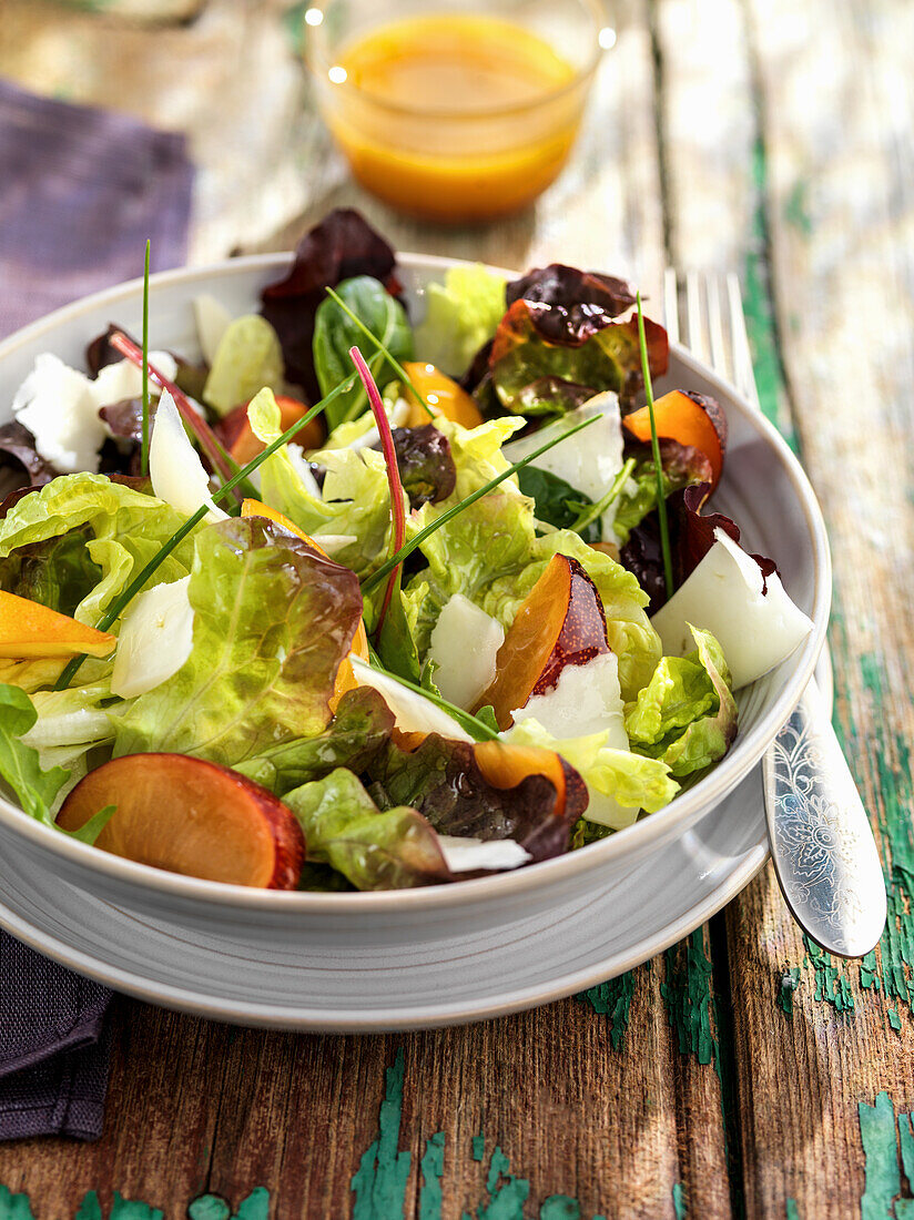 Mixed leaf salad with plums and cheese